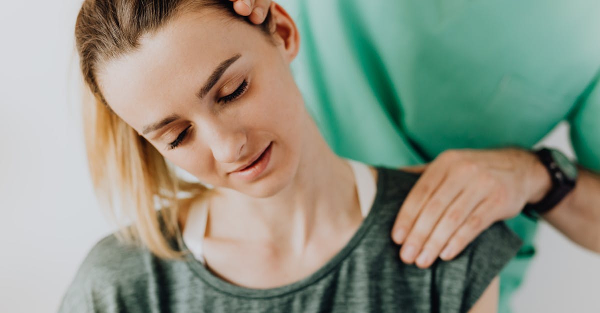 découvrez des solutions efficaces pour soulager les douleurs cervicales. découvrez les causes, les traitements et les exercices pour soulager l'inconfort et améliorer votre qualité de vie.