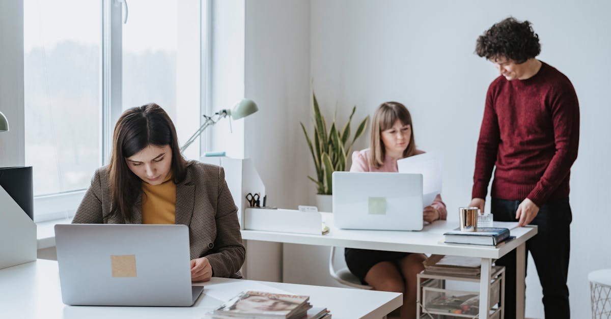 découvrez les avantages des bureaux debout pour un espace de travail plus sain. Augmentez votre productivité et réduisez les maux de dos grâce à nos bureaux debout ergonomiques de premier ordre, conçus pour le confort et le style.