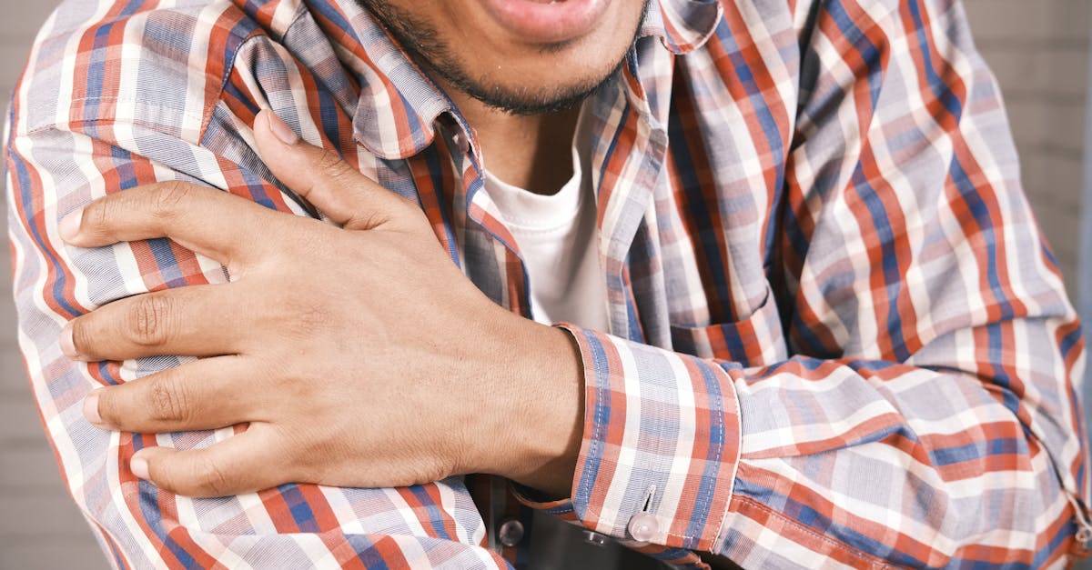 discover the causes, symptoms, and effective treatments for shoulder blade pain. understand how to alleviate discomfort and improve mobility with expert tips and professional advice.