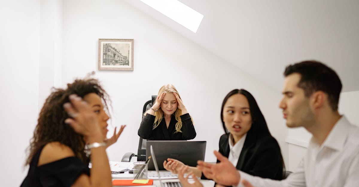 L'adoption de la correction posturale ne doit pas se limiter à la clinique. De petits changements dans votre routine quotidienne peuvent apporter un soulagement significatif. Par exemple, ajuster votre poste de travail pour maintenir la hauteur de l'écran à hauteur des yeux, faire des pauses fréquentes pour des étirements légers et même utiliser des huiles essentielles contre les maux de tête peuvent créer un environnement propice à la récupération. Ces petits ajustements peuvent contribuer à réduire les symptômes tels que les maux de tête derrière les yeux et même à soulager les nausées.
