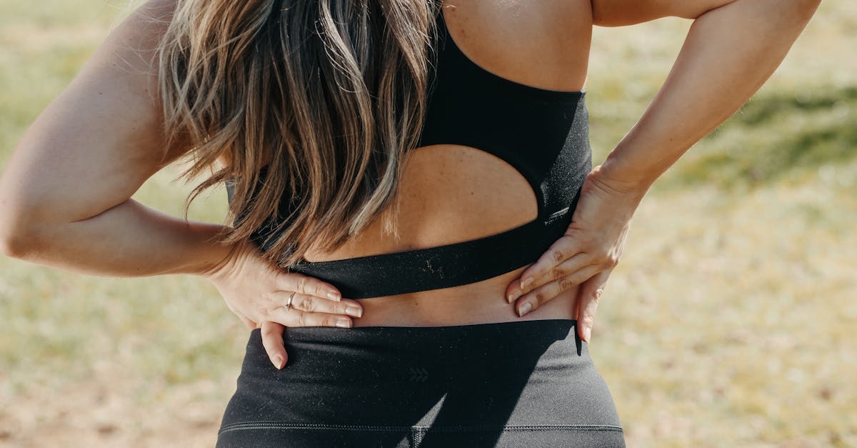 Les exercices de respiration profonde aident à réduire le stress et les tensions, favorisant ainsi la relaxation du haut du dos. Inspirez profondément par le nez en gonflant la région abdominale, puis expirez lentement par la bouche. Cette pratique favorise un état de calme et peut potentiellement soulager les douleurs aux épaules la nuit.