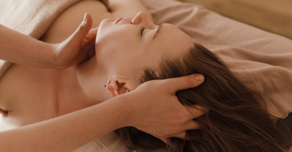 Souffrir de spasmes cervicaux peut être une expérience intimidante, entraînant souvent de l'inconfort et des limitations dans les activités quotidiennes. Heureusement, une approche holistique combinant des étirements doux et des techniques d'alignement du pouls peut améliorer considérablement le soulagement des douleurs cervicales. Cette méthode favorise la santé neuromusculaire, favorise la symétrie et améliore la posture, tout en s'attaquant à diverses causes de douleurs cervicales. Dans cet article, nous explorerons des pratiques efficaces pour aider les personnes souffrant de troubles tels que le cou lié au texto, le coup du lapin et les nerfs pincés dans le cou.