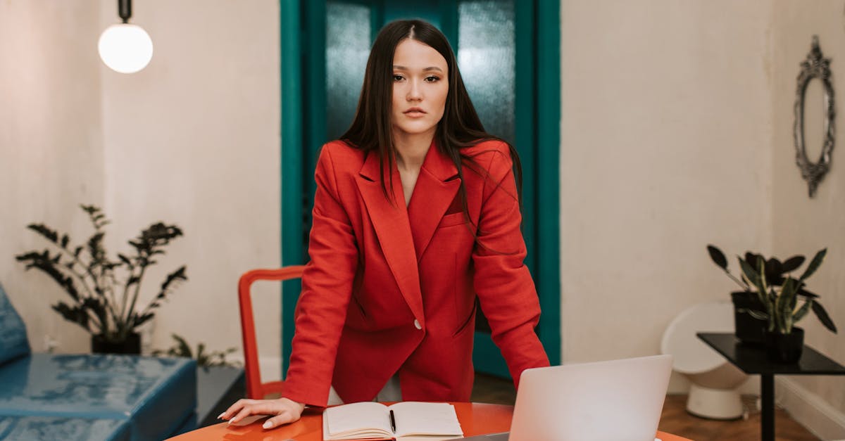 discover the benefits of standing desks to enhance your workspace. improve your posture, boost productivity, and reduce the risks of sedentary behavior with our range of adjustable standing desks designed for comfort and style.