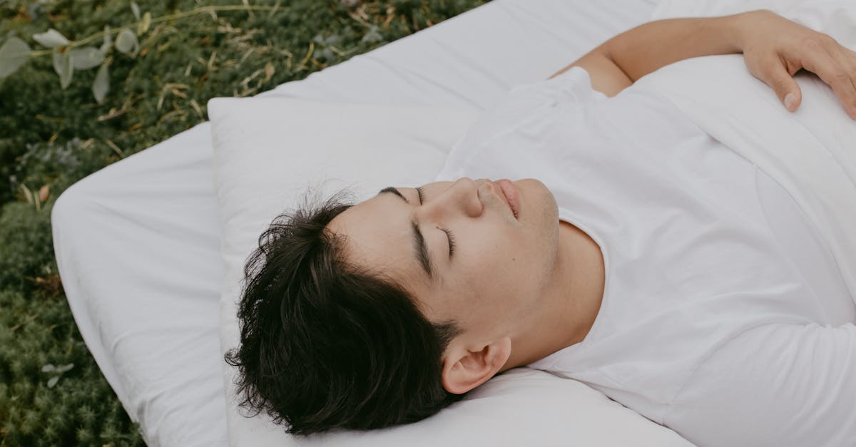 Investir dans une literie de qualité est essentiel pour maintenir une bonne posture pendant le sommeil. Les oreillers moyennement fermes à fermes offrent un soutien essentiel à la tête et à la nuque, favorisant un alignement qui réduit la tension au niveau des épaules. De plus, l'utilisation d'un matelas de soutien peut avoir un impact significatif sur votre confort général.
