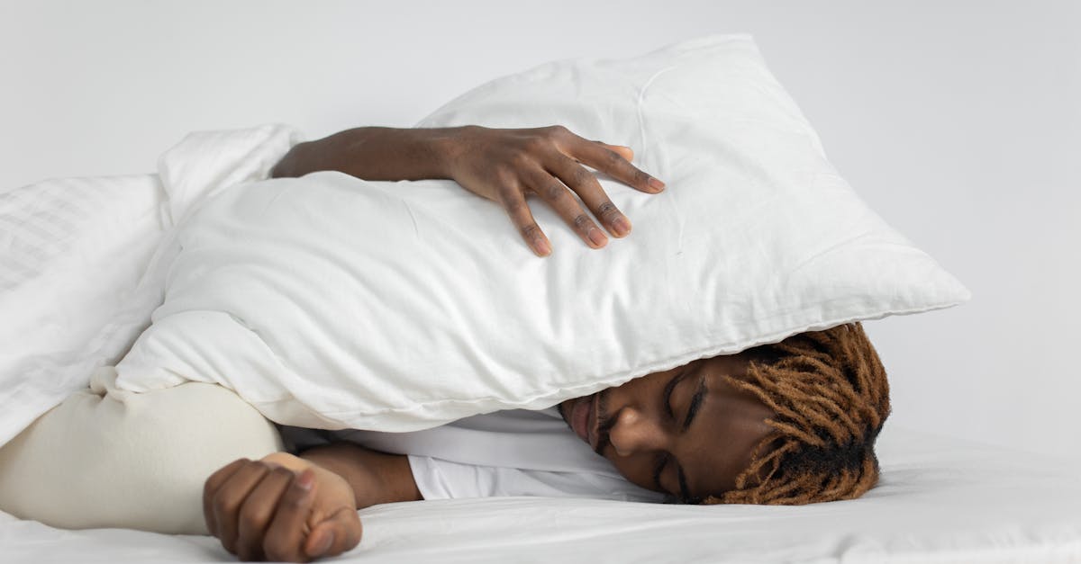 2. Dormir sur le côté avec un oreiller entre les genoux : Pour ceux qui préfèrent dormir sur le côté, l'utilisation d'un oreiller ferme entre les genoux améliore la symétrie vertébrale et minimise les torsions.